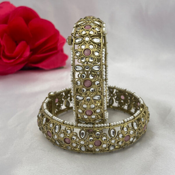 Antique Kundan Floral Motif Bangle
