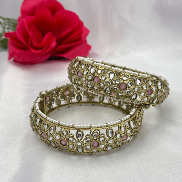 Antique Kundan Floral Motif Bangle